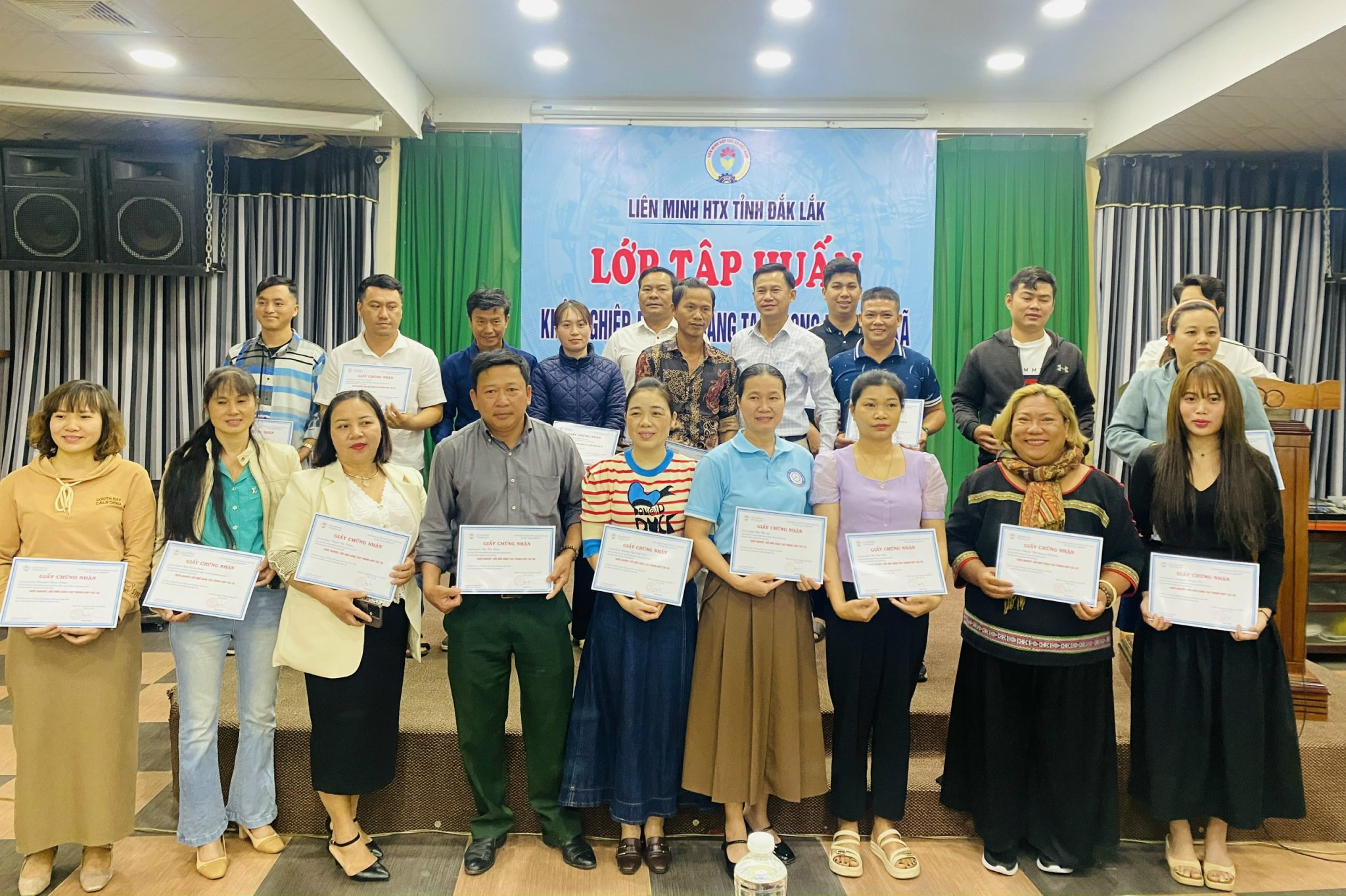 Trao chứng nhận lớp tập huấn 2